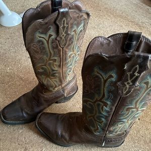 Justin’s boots 7.5B used got some scratches from ware from wearing them.